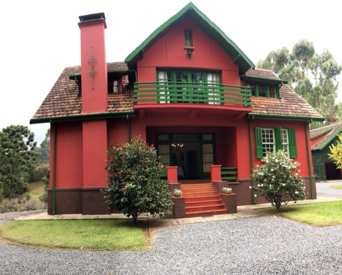 Fachada da casa principal em estilo alpino