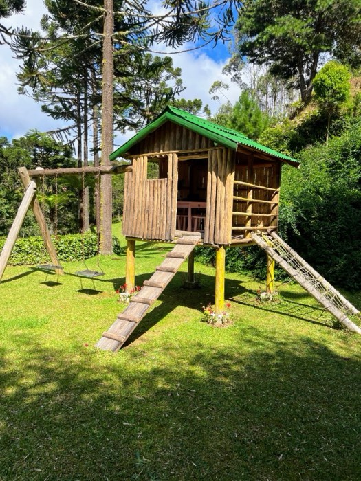 Casinha de brinquedo no jardim