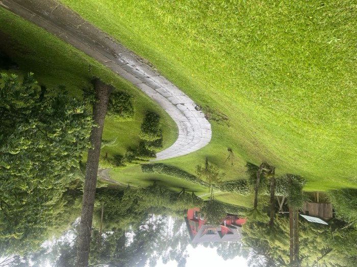 Caminho interno com a casa ao fundo